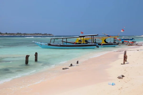 Perahu di perairan biru pulau Gili — Stok Foto