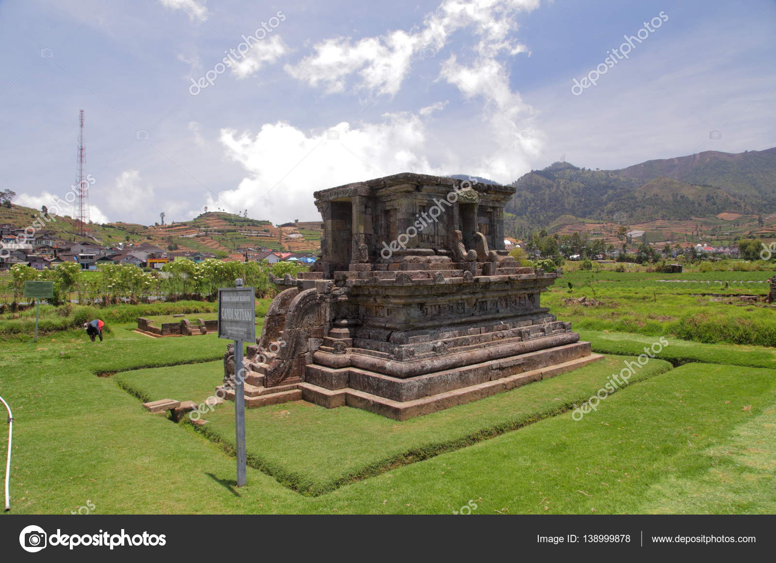 Monument Dans Le Village De Dieng Image Libre De Droit Par Yurybirukov C