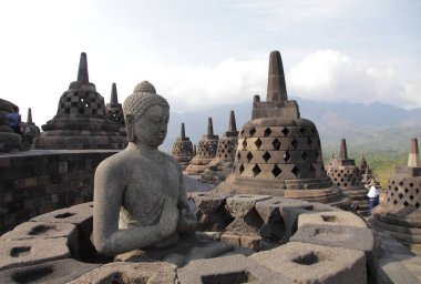 Budist stupas Borobudur Tapınağı