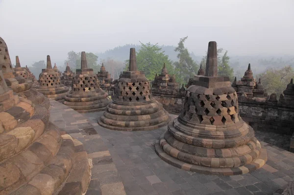 Buddhistické stúpy v Borobudur Temple — Stock fotografie