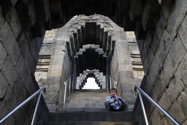 Хлопчик в храмі Боробудур — стокове фото