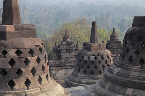 Budist stupas Borobudur Tapınağı
