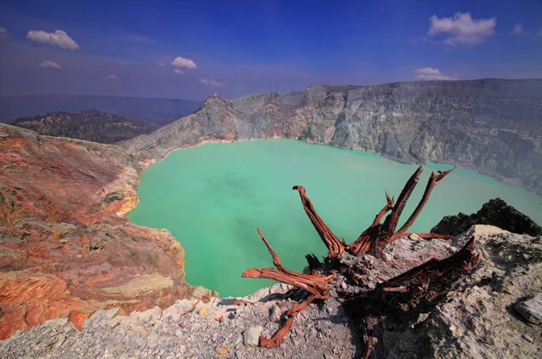 Il più grande lago altamente acido — Foto Stock