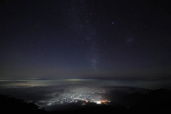 Gunung Lawu cerca de Solo town — Foto de Stock