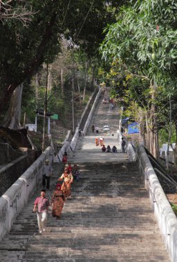 insanlar taş merdivenle üzerinde