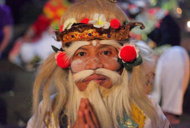 Kesak dans adam görünümünü