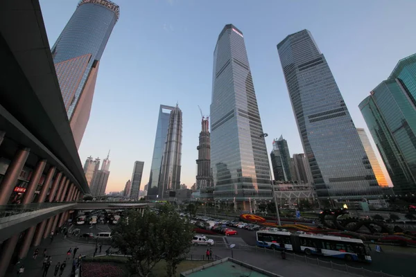 Stadsverkeer met stadsgezicht in Shanghai — Stockfoto