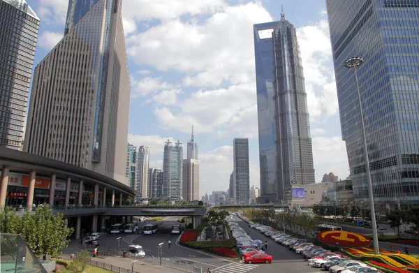 Tráfego urbano com paisagem urbana em Xangai — Fotografia de Stock