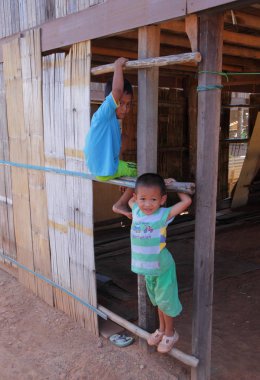 Çocuk Mengkabong Köyü