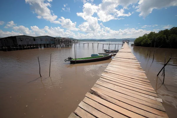 Boat in Mengkabong village — Stock Photo, Image