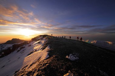 Kilimanjaro Dağı'nda turistler 