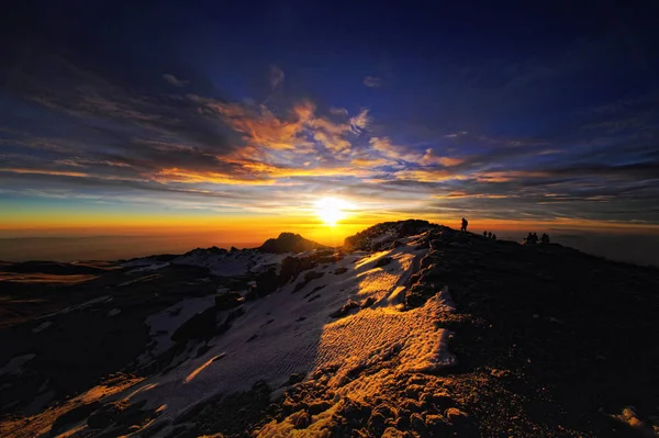 Kilimanjaro Dağı'nda turistler 