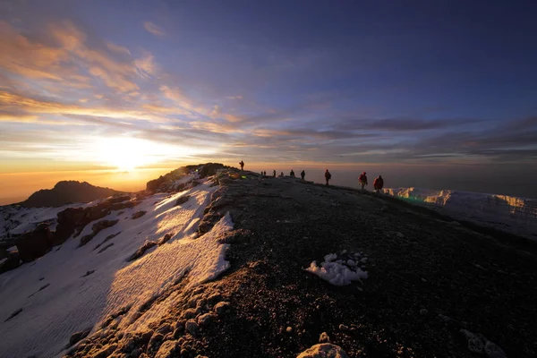 Turistas na montanha Kilimanjaro — Fotografia de Stock