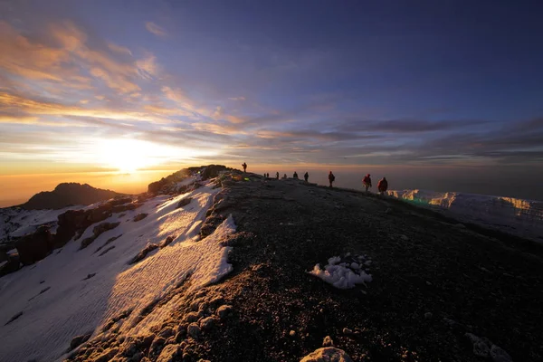 Kilimanjaro Dağı'nda turistler 