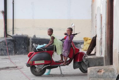 Kızlar motosiklet Zanzibar Adası üzerinde