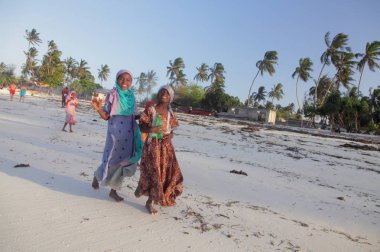 çocuk beyaz kum ile oyun