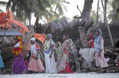 İnsanlar kum plajındaki