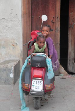 Kızlar motosiklet Zanzibar Adası üzerinde