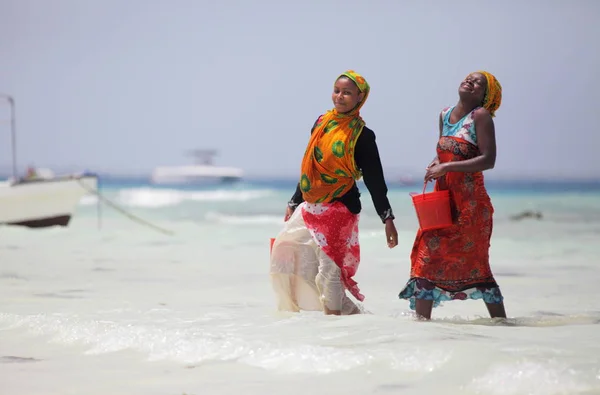 Kobiety na plaży — Zdjęcie stockowe