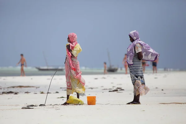 Donne sulla spiaggia di sabbia — Foto Stock