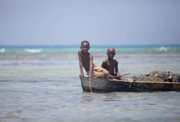 Jongens spelen op strand — Stockfoto