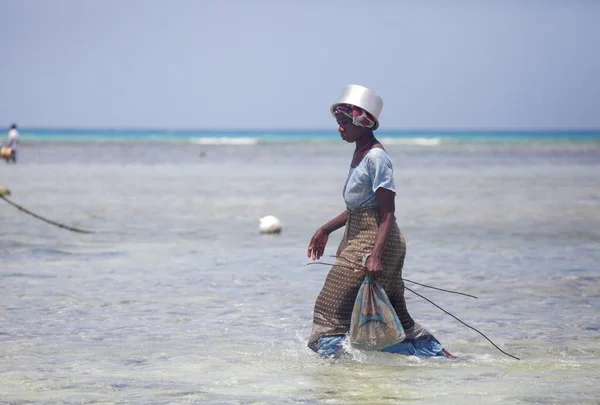 Kobieta na wyspie Zanzibar — Zdjęcie stockowe