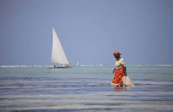 Donna sull'isola di Zanzibar — Foto Stock