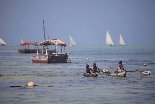 People on boats on island — Stock Photo, Image