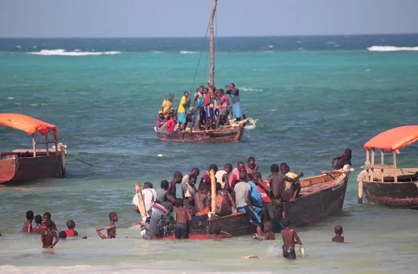 Zanzibar gemilerde insanlarda 