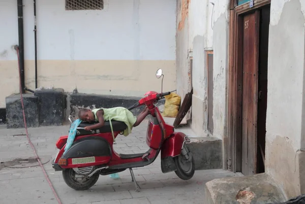 Fille sur la moto à Zanzibar île — Photo