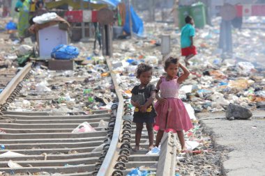 küçük kızlar içinde Mumbai'dan gecekondu
