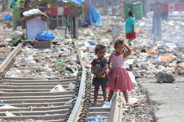 küçük kızlar içinde Mumbai'dan gecekondu