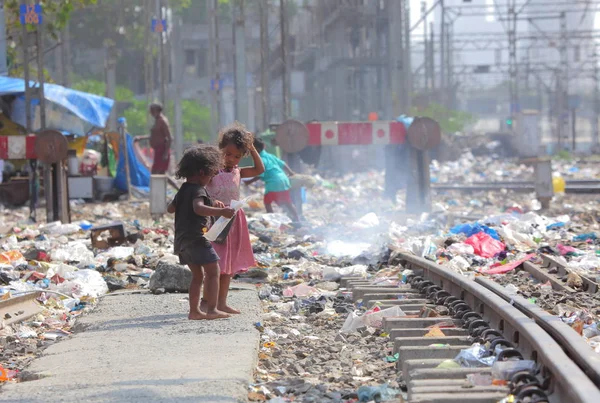 Gente dentro de los barrios pobres de Dharavi — Foto de Stock