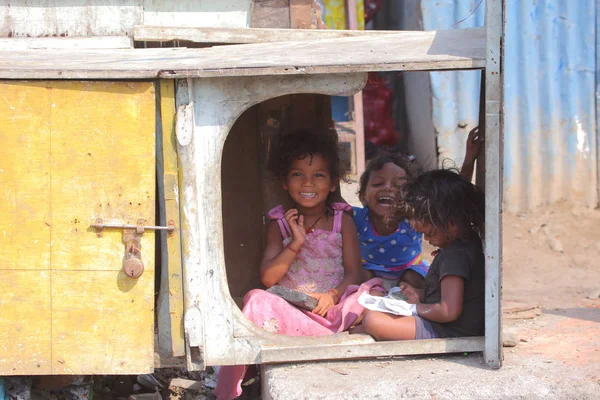 Filles à l'intérieur des bidonvilles Dharavi — Photo