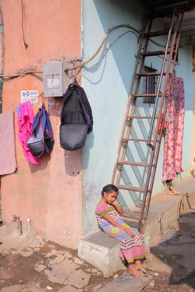 Fille à l'intérieur Dharavi bidonvilles — Photo