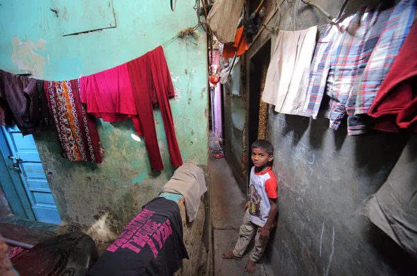Garçon à l'intérieur bidonvilles dharavi — Photo
