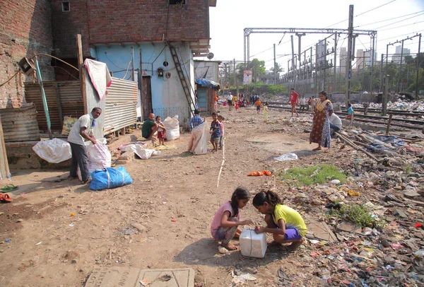 Personnes à l'intérieur des bidonvilles du Dharavi — Photo