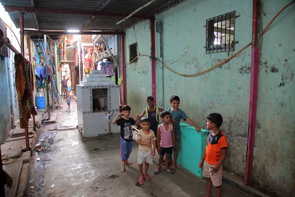 Jongens binnen Dharavi sloppenwijken — Stockfoto
