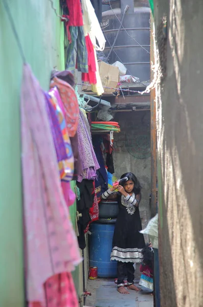 Fille à l'intérieur Dharavi bidonvilles — Photo