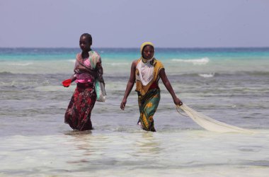 Afrikalı kadınlar sahilde çalışma