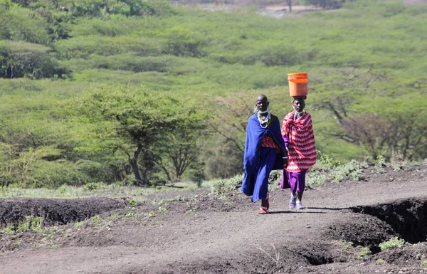 Insanlar Masai köylerde — Stok fotoğraf