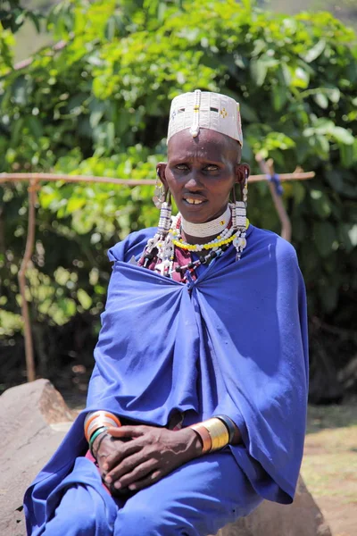 Женщина в деревнях масаи — стоковое фото