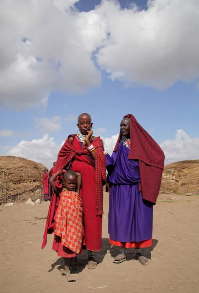 Lidé v masajské vesnici — Stock fotografie