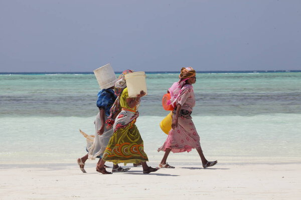 African women working on the beach