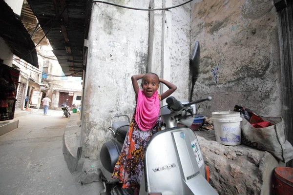 Fille dans les rues de Zanzibar — Photo