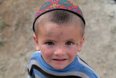  şapkalı küçük çocuk