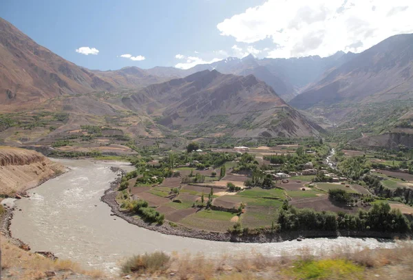 Pamir highway och floden Pyanj — Stockfoto