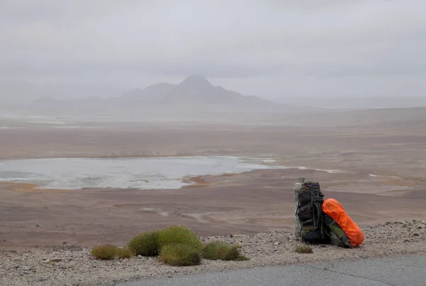 Dois sacos na estrada Pamir — Fotografia de Stock