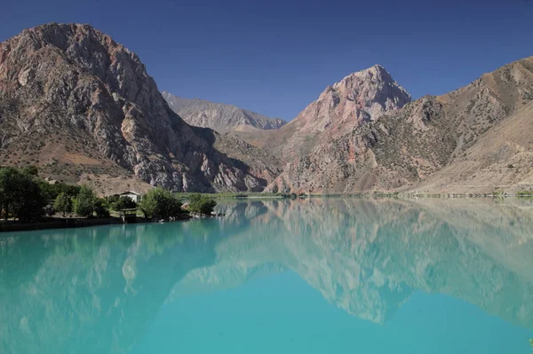 Lago Iskanderkul (Iskander Kul ) — Foto de Stock