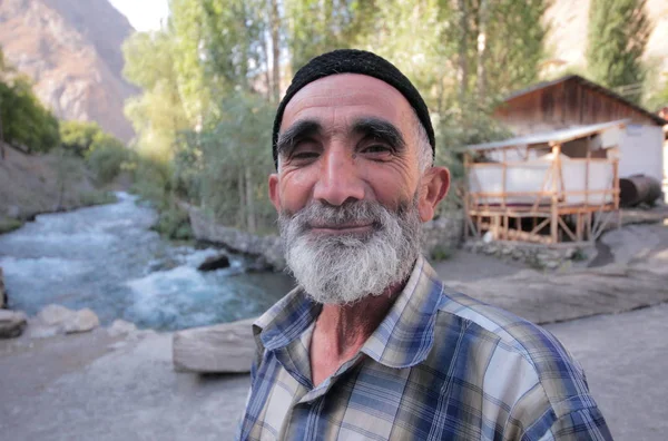 Bărbat în vârstă în munții Fan — Fotografie, imagine de stoc